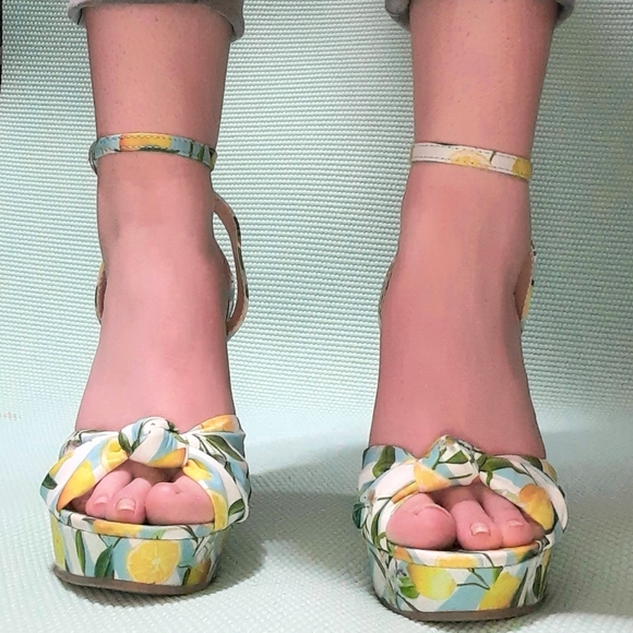 Shoedazzle, blue and yellow, size 6 - Picture 4 of 6